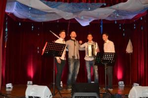 Zapeli so glasbeniki na odru in obiskovalci 7